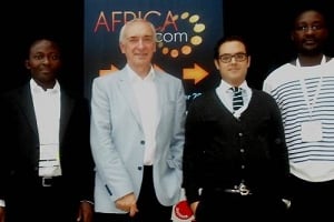Marc Rennard (deuxième en partant de la gauche), directeur exécutif Afrique, Moyen-Orient et Asie d’Orange, accompagné des trois lauréats. © Starafrica