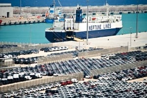 Terminal d’expédition des véhicules Renault dans le port de Tanger Med. PSA envisagerait de construire son usine près de celle de Renault. © Fadel Senna/AFP
