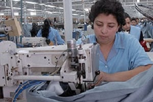 Une usine de textile en Tunisie, où les femmes ont plus de droits que dans la plupart des pays arabes. © AFP