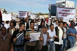 Des manifestants protestent contre la présence de milices à Tripoli, le 15 novembre 2013. © AFP