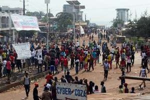 Des manifestants anti-gouvernementaux, le 16 novembre 2013, dans les rues de Conakry. © AFP