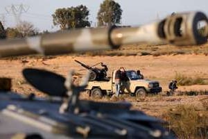 Des membres des brigades rebelles de Tripoli patrouillent le 16 novembre 2013 près de Tripoli. © AFP