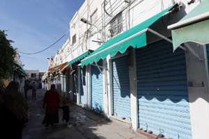 Des boutiques dont les rideaux de fer sont tirés en raison de la grève, le 17 novembre à Tripoli. © AFP