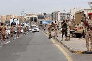 Des soldats libyens sont déployés dans les rues de Tripoli, le 18 novembre 2013. © AFP