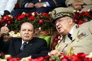 Abdelaziz Bouteflika avec Ahmed Gaïd Salah, chef d’état-major de l’armée, le 27 juin 2012. © Ramzi Boudina/Reuters