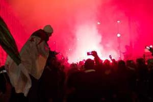 Les supporters algériens fêtent leur qualification pour le Mondial à Paris, le 19 novembre. © AFP