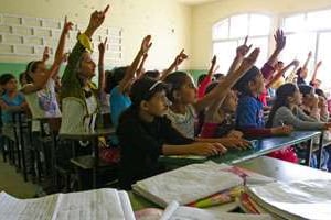 Des classes surpeuplées pour trop peu de professeurs. © AFP