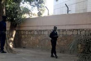 Deux policiers maliens patrouillent devant l’ambassade de France à Bamako. © AFP