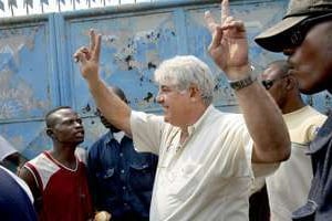 Pierre-Jacques Chalupa (c), le 30 juillet 2006 à Kinshasa, en RDC. © AFP