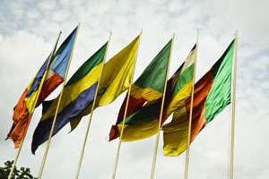 Les drapeaux des États membres, au siège de l’organisation, à Bangui. © Vincent Fournier pour J.A.