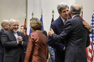 Mohammad Javad Zarif (g), Catherine Ashton (c), John Kerry et Laurent Fabius, le 24 novembre. © AFP