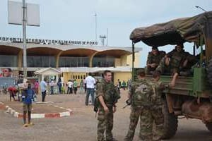Des soldats français à l’aéroport international de Bangui le 4 avril 2013. © AFP