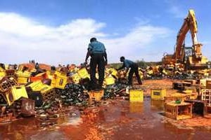 La police islamiste détruit 240 000 bouteilles de bières à kano. © AFP