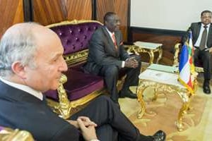 Laurent Fabius en visite à Bangui le 13 octobre 2013. © Sylvain Cherkaoui, pour JA.