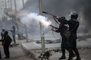 Des policiers dispersent des manifestants islamistes au Caire, le 29 novembre 2013. © AFP