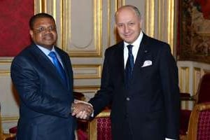 Le Premier ministre centrafricain Nicolas Tiangaye reçu par Laurent Fabius le 25 novembre 2013. © AFP