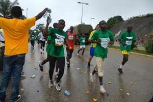 Des participants au marathon du Gabon, à Libreville le 1er décembre 2013. © AFP