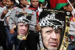 Une marche célébrant le 9e anniversaire de sa mort, le 11 novembre 2013 à Hebron. © AFP