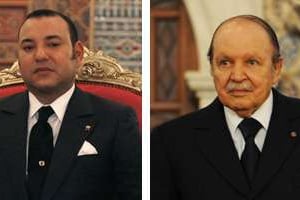 Le roi du Maroc, Mohammed VI (g), et le président algérien Abdelaziz Bouteflika (d). © AFP