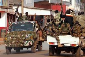 Des ex-Séléka patrouillent dans les rues de Bangui, le 5 décembre. © AFP/Sia Kambou
