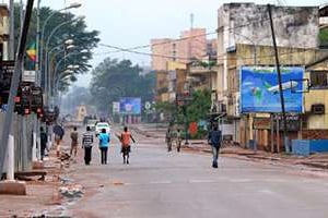 Des habitants dans les rues de Bangui, le 6 décembre 2013. © AFP