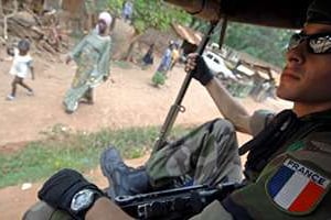 Un légionnaire français en patrouille à Bangui. © AFP