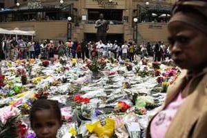 Les Sud-Africains rendent hommage à Madiba sur la place qui porte son nom à Johannesbourg. © AFP