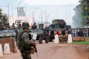 Des militaires français à l’aéroport de Bangui le 8 décembre. © AFP
