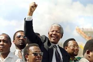 Mandela en campagne le 15 mars 1994 à Mmabatho, avant l’élection du 27 avril. © AFP