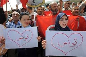 Des Tunisiens manifestent pour demander plus de ressources pour les forces armées. © FETHI BELAID / AFP