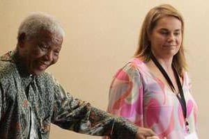 Nelson Mandela et son assistante Zelda la Grange le 4 mars 2008 à Johannesburg. © AFP