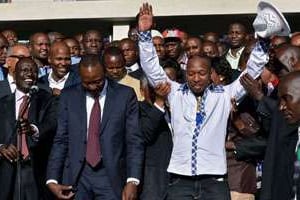 Mike Sonko aux côtés d’Uhuru Kenyatta et de William Ruto. © AFP