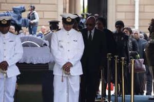 Le président sud-africain Jacob Zuma devant la dépouille de Nelson Mandela. © AFP