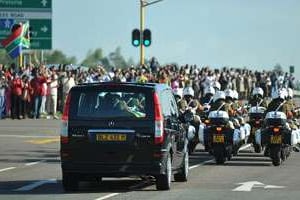 Le cercueil de Mandela transporté le 12 décembre 2013 dans les rues de Pretoria. © AFP