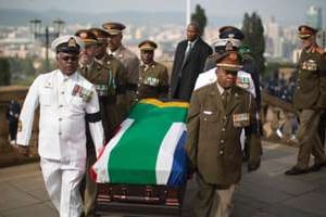 Le cercueil de Nelson Mandela transporté à l’Union Buildings, le 11 décembre 2013, à Pretoria. © Marco Longari/AFP