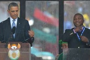 L’interprète en langue des signes à côté du président américain Barack Obama, le 11 décembre © AFP