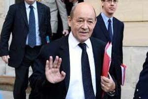 Jean-Yves Le Drian, à la sortie de Matignon, le 10 décembre 2013 à Paris. © Bertrand Guay/AFP