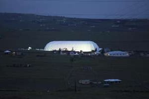 Cette structure provisoire pourra accueillir 5 000 personnes à Qunu. © AFP