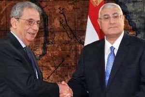 Amr Moussa (g), le président de la commission constituante, et d’ Adly Mansour. © AFP