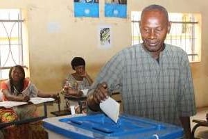 Un Malien vote le 15 décembre 2013 à Bamako. © AFP