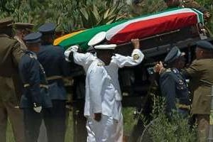Le cercueil de Mandela sur le point d’être descendu dans la tombe dans le carré familial. © AFP