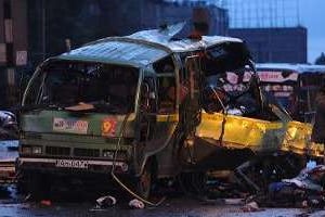 Des policiers près d’un bus visé par un engin explosif à Nairobi le 14 décembre 2013. © AFP