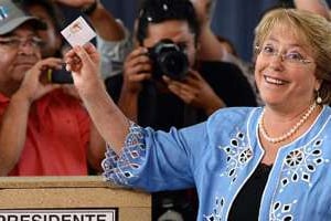 Michelle Bachelet vote à Santiago le 15 décembre 2013 pour la présidentielle. © AFP