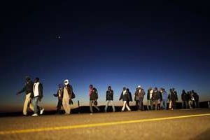 Des migrants subsahariens sur les routes israéliennes. © Reuters