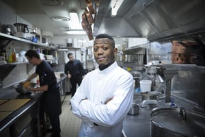 La cuisine africaine peut être impertinente. la preuve avec ce talentueux juré de Star Chef.-scr © Vincent Fournier/J.A.