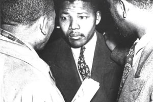 Au tribunal de Johannesburg, en 1952, à la suite d’une campagne de désobéissance civique. © Eli Weinberg/IDAF/JA