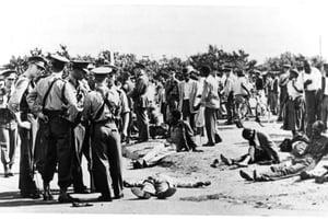 À Sharpeville, un « township » noir, situé dans la zone industrielle de Vereeniging au Transvaal, la police tire sur des manifestants, sans sommation, faisant 69 morts (dont une dizaine d’enfants et 8 femmes), et 180 blessés, le 21 mars 1960. © Archives Jeune Afrique-REA