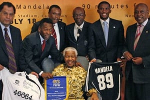 Nelson Mandela en compagnie de membres de la Fifa et des stars du foot Pelé et Samuel Eto’o, à la veille d’un match de gala en l’honneur de son 89e anniversaire, le 17 juillet 2017 à Johannesbourg. © CHRIS RICCO/AP/SIPA
