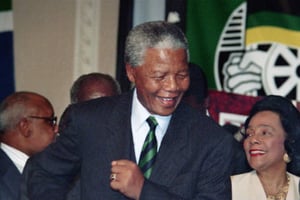 Nelson Mandela célèbre sa victoire à la présidentielle de 1994. © Jerry Holt/AP/SIPA