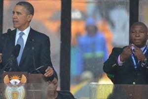 Barack Obama prononce un éloge de Mandela traduit par l’interprète décrié à Soweto. © AFP